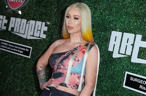 Iggy Azalea Deactivates Social Accounts Threatens Criminal Charges After Nude Photos Leaked
