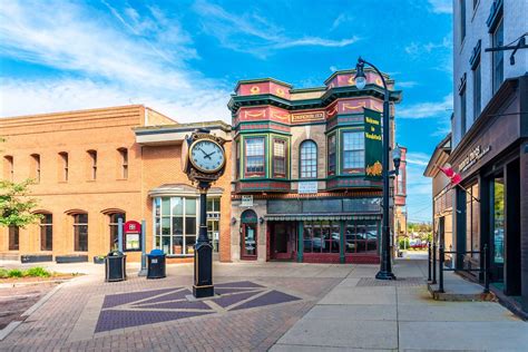 16 Best Small Towns In Illinois That You Shouldnt Miss Real Woodstock