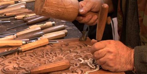 Beberapa teknik dalam digunakan dalam menerapkan ragam hias pada bahan kayu, seperti mengukir dan menggambar. Ragam Hias pada Kayu