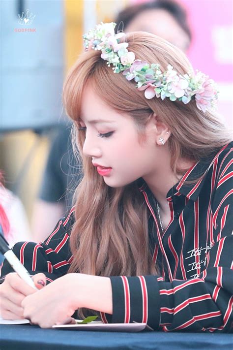Lisa blackpink fansign lisa lalisamanoban blackpink lalisa. YounGBoss on in 2020 | Blackpink lisa, Black pink kpop ...