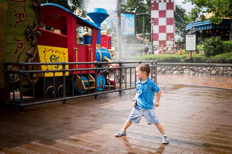 5 Candid Photos You Need To Get At Walt Disney World Magic For Miles