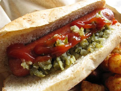Topp med tater tots i ett enda lager. hot dog and tater tots at Underdog | Frank Farm | Flickr