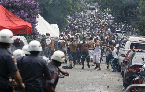 Palmeiras had to open their stadium saturday morning for fans, while corinthians could open their doors friday evening. The Craziest Photos Of Fans, Ultras And Hooligans Clashing ...