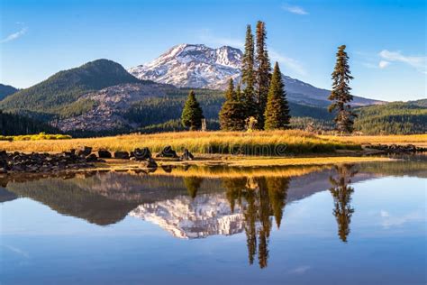 Sunset At Sparks Lake In The Cascade Mountains In Bend Oregon Stock Photo Image Of Golden