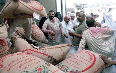 مقدار زكاة الفطر كما ورد في الأحاديث هو صاع من طعام: توزيع زكاة الفطر على 2500 أسرة في عجمان - محليات - أخرى ...