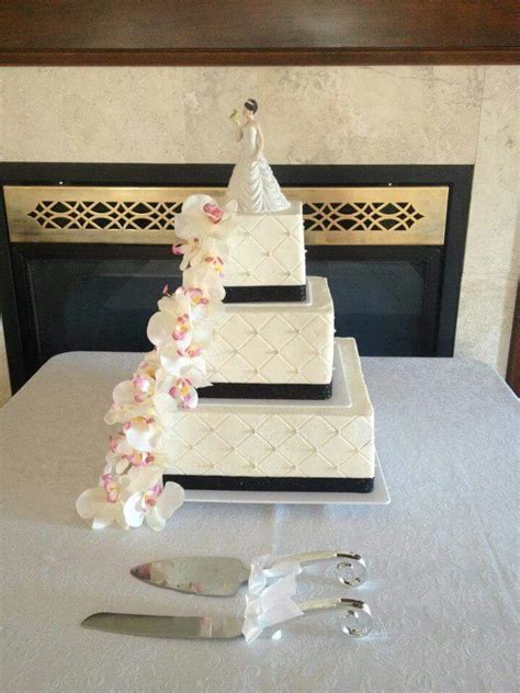Check spelling or type a new query. 3-tier square wedding cake with quilted pattern and flower ...