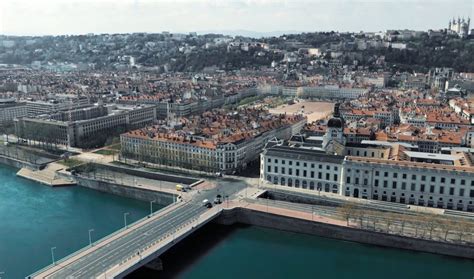From middle english lyon (lion), as a nickname, or from a sign often used outside of roadside inns and adopted as a family name by those who lived there (compare bush). Coronavirus à Lyon : une vidéo filmée en drone immortalise ...
