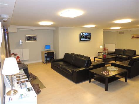 Encuentra viviendas en venta en mundaka al mejor precio. Lobby Apartamentos Mundaka | Apartamentos, Galeria fotografica, Lobby