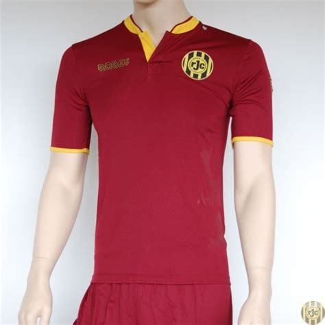 De koempellogo's op de sokken én de achterzijde van het shirt maken het tenue af. Roda JC uitshirt 2014/2015 - Voetbalshirtjes.com