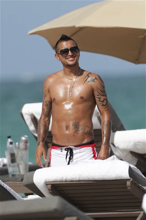 Arturo vidal enjoying the beach with his wife and son. Arturo Vidal - Arturo Vidal Photos - Arturo Vidal and His ...