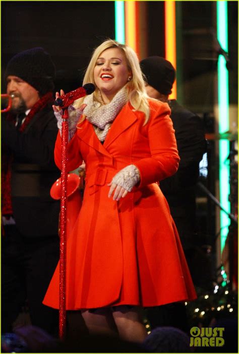 Kelly Clarkson Is Literally Wrapped In Red For Christmas Taping Photo Kelly