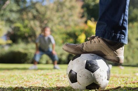 Padre E Hijo Jugando Al Fútbol Foto Premium