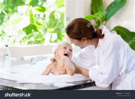 8782 Imágenes De Mom Bath Baby Imágenes Fotos Y Vectores De Stock