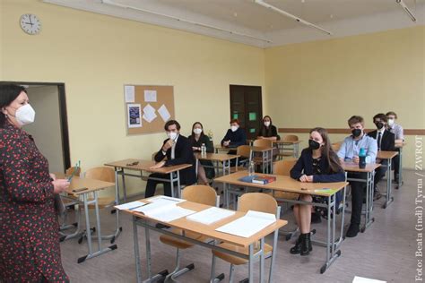 Zdający mieli na napisanie egzaminu 170 minut. Dziś matura z języka polskiego. Jakie tematy wybierali ...