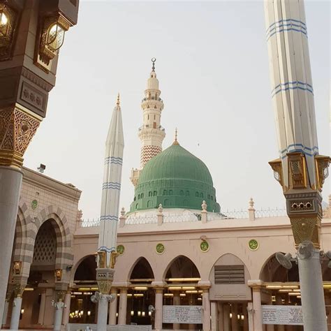 Bangunan ini tercatat sebagai salah satu masjid yang memiliki halaman terbesar di dunia. 10 Masjid Terbesar dan Terindah di Dunia, Bikin Semangat ...