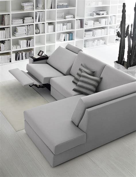 Un divano angolare in tessuto è quello di cui hai bisogno per rilassarti con le persone che ami. Idee salvaspazio, divano angolare per piccoli spazi.