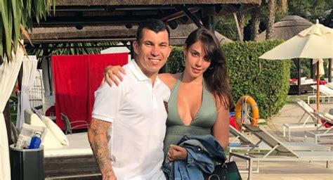 Beşiktaşlı gary medel'in eşi cristina morales ise bu anlarda eşinin halini görüntülemeyi tercih etti. La locura de amor que Gary Medel hizo por su esposa ...