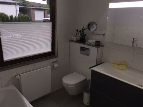 Double bathrooms, each with a separate vanity, offer a tiled shower and roman soaking tub. Barrierefreie geflieste Dusche & Badewanne in Gambach ...