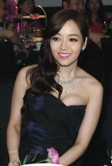 侯佩岑（英文：patty hou，1977年12月20日 － ），台灣 女藝人，景文高中、美國 南加州大學畢業，被譽為「台灣第一美女主播」 。 侯佩岑的母親是台灣知名女演員林月雲，父親是電視節目製作人侯世宏，2001年侯佩岑擔任記者開始在電視圈嶄露頭角，2004年起跨行往綜藝節目 主持人發展，曾主持過. 侯佩岑夸张爆乳装 对外国老头送香吻放电(组图)-搜狐新闻