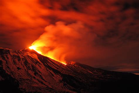 Secondo quanto evidenziato dall'istituto nazionale di geofisica e vulcanologia: Etna, eruzione in corso (Foto) - Photogallery - Rai News