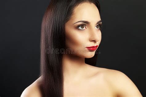 Retrato De Una Muchacha Hermosa Maquillaje Profesional Labios Rojos