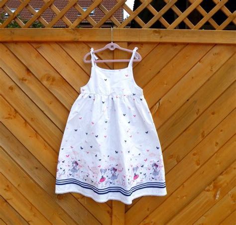 Mit der richtigen stoffwahl kannst du eine leichte und luftige sommerhose für kinder nähen. Kostenloses Schnittmuster Nadinchen von Mopseltrine ...