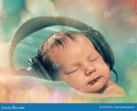 Bebé Con Los Auriculares Imagen De Archivo Imagen De Newborn 22737673