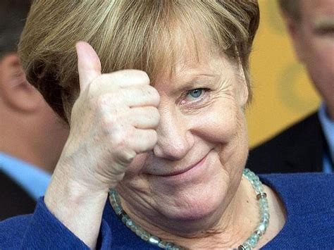 Blumen Und Glückwünsche Für Die Kanzlerin Merkel Wird 65