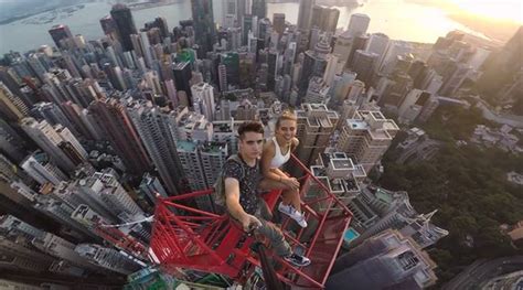 Video Russian Couples Daredevil Selfies Atop Hong Kongs Highest