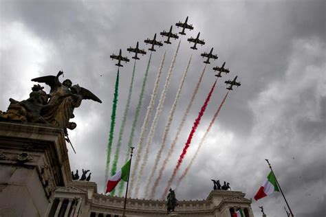 Il capo dello stato sergio mattarella ha reso omaggio al milite ignoto dando così il via alle celebrazioni per la festa del 2 giugno. 4 novembre: Mattarella depone una corona all'Altare della ...