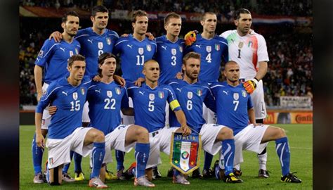 Il difensore della juventus è stato inserito nella lista dei 50 giocatori di calcio considerati più influenti del prossimo mondiale giorgio chiellini è sicuramente una delle poche note positive della stagione. Maglia ufficiale Chiellini Italia, 2010 - Autografata ...