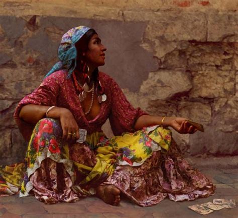 Gypsy Woman Gypsy Girl Bohemian Gypsy Gypsy Style Hippie Style Santa Sara Moda Medieval