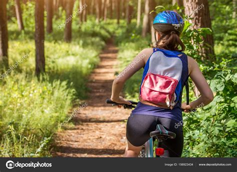 Ormanda bisiklet süren genç bir kadın Stok fotoğrafçılık maryviolet