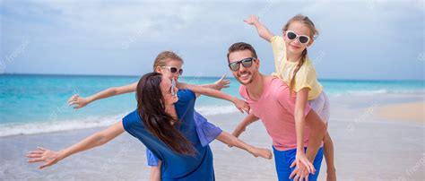 Familia Feliz Con Niños En La Playa Foto Premium