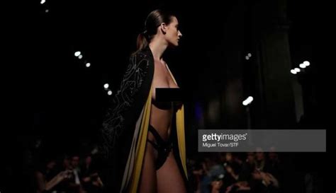 Ent Rate Alejandra Guilmant En Topless En El Mercedes Benz Fashion