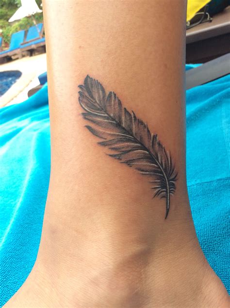 Tatouage plume réalisé par Mit Patong Tattoo Phuket Thailand Feather tattoo Foot Tattoos