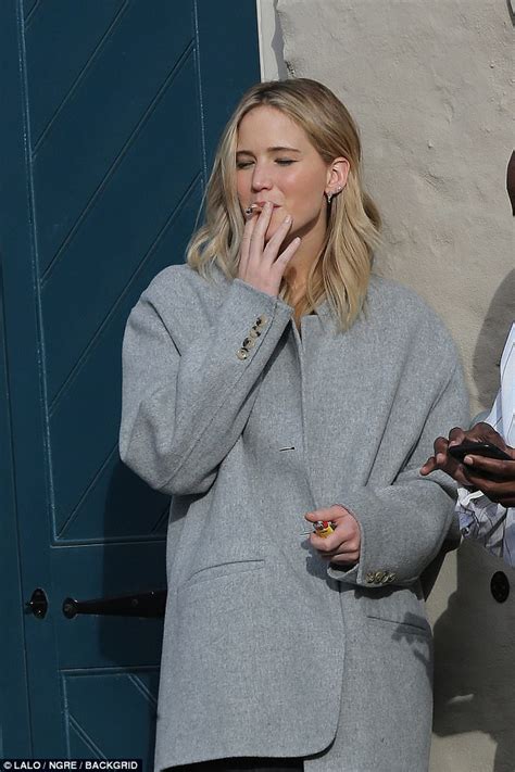 Jennifer Lawrence Smokes Hand Rolled Cigarette In Alley Daily Mail Online