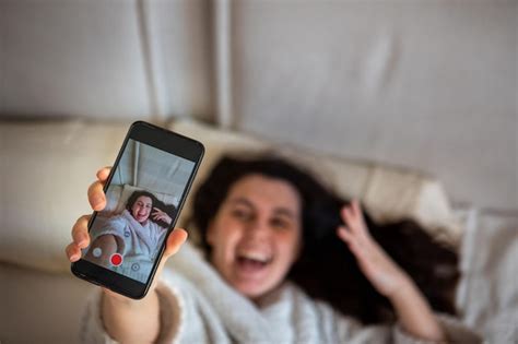 Mujer Feliz Joven Que Toma La Historia Del Selfie Que Se Acuesta En La