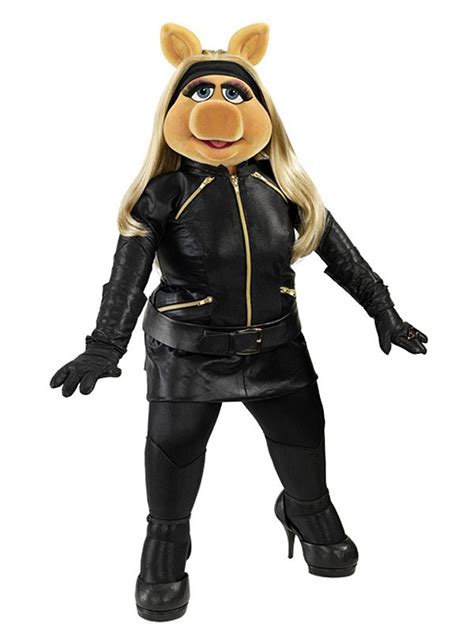 Miss Piggy In A Black Outfit Piggy Muppets Les Muppets Kermit And