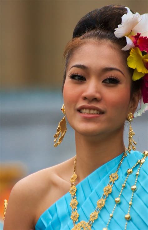 Thai Beauty Two Beautiful Thai Women Were On Trafalgar Squ Flickr