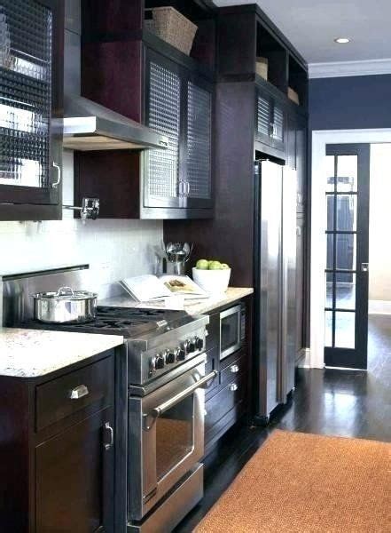 For white cabinets, most cool colors will work well as a backdrop. White Kitchen Wall with Dark Cabinet Awesome Blue Kitchen Walls with Brown Cabin...#awesom ...
