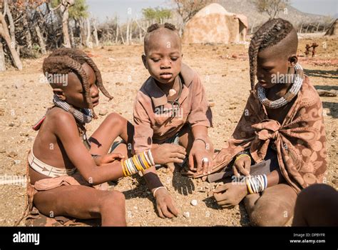 Himba Mädchen Kunene Fotos Und Bildmaterial In Hoher Auflösung Alamy