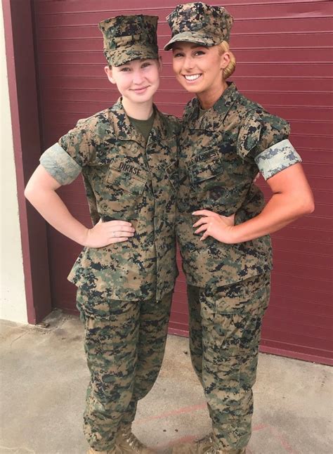 hermoso par de soldados army women military women female marines