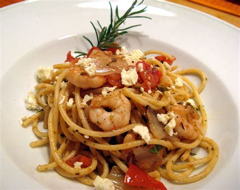Spaghetti mit Garnelen gebratenem Chicoree Tomaten Feta und Oliven