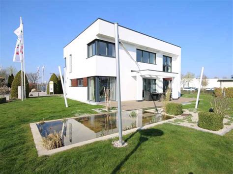 Bungalow haus design modern im bauhausstil mit flachdach architektur & 3 zimmer grundriss quadratisch mit erker anbau & überdachte pool. ELK HAUS 189 - ELK Fertighaus
