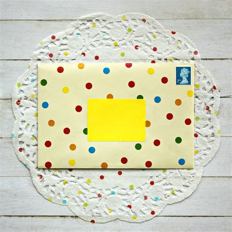 The envelope pictured, made out of wrapping paper, shows how this fold turns out. Quick and easy ways to decorate envelopes (part 2 of 2) | Decorated envelopes, Envelope art ...