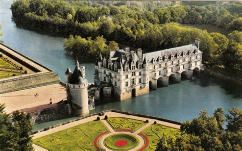 Au château de chenonceau, la mise en fleurs de chacune des pièces, somptueusement meublées, ajoute encore au raffinement. Indre et Loire ,Chateau de Chenonceau | Loire valley ...