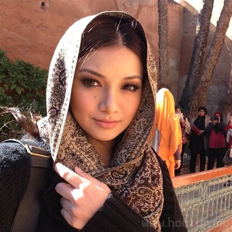 Neelofa jawab gosip cinta dengan pu riz. Gambar Neelofa Bertudung di Casablanca Morocco