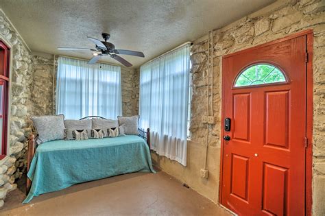 Enchanting Hilltop Cottage in Medicine Park! | Evolve