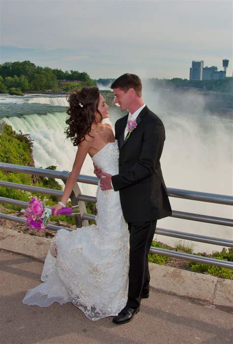 Love In Niagara Falls Ny Fallsweddingchapel Fall Wedding Photos